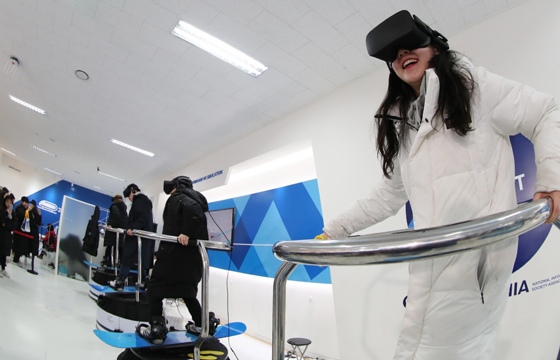 시민들이 평창올림픽플라자에서 모바일 기기를 이용한 가상현실(VR) 체험을 즐기고 있다.