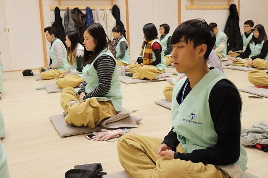 스님께 참선을 배우고 있는 학생들. 영어, 중국어 전문 통역가가 동행해 템플스테이를 깊이있게 이해하는데 한층 가까워졌다.  