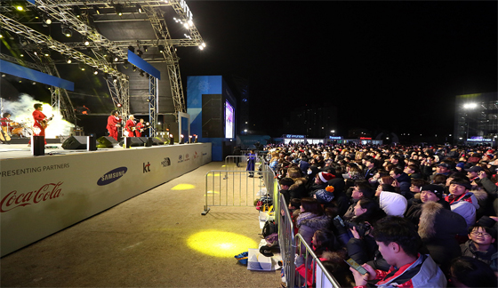 지난 17일, 강릉라이브사이트 K-pop콘서트 공연을 즐기는 관중들 모습. (사진 = 평창동계올림픽조직위)