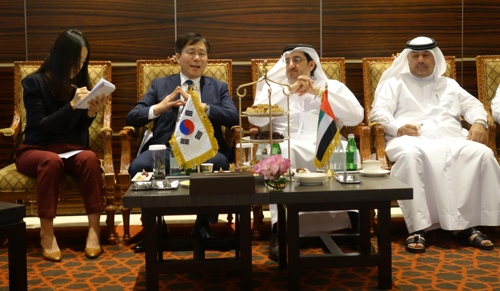 성윤모 특허청장(왼쪽 2번째)과 모하메드 아흐메드 빈 압둘 아지즈 알 쉬이 UAE 경제부 차관(왼쪽 3번째)이 특허행정 및 정보화 분야 협력방안에 대해 의견을 교환하고 있다.
