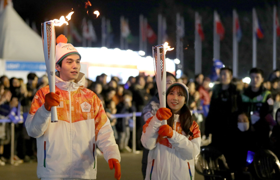 3일 서울 송파구 올림픽공원 평화의 광장에서 열린 2018 평창 동계패럴림픽대회 성화 합화행사에서 홍보대사 배우 이동욱, 피겨 선수 최다빈이 성화를 봉송하고 있다. (사진 = 문화체육관광부)