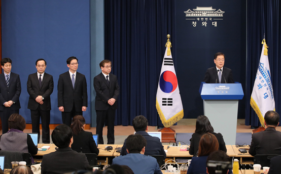 대통령 특사로 북한을 방문한 정의용 국가안보실장과 특사단이 6일 오후 서울로 귀환한 뒤 청와대 춘추관에서 결과 브리핑을 하고 있다. <저작권자(c) 연합뉴스, 무단 전재-재배포 금지>