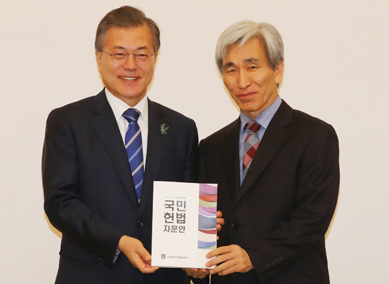 문재인 대통령이 13일 청와대에서 열린 국민헌법자문특별위원회 초청 오찬에서 정해구 정책기획위원장으로부터 국민헌법자문안을 전달받고 있다. <저작권자(c) 연합뉴스, 무단 전재-재배포 금지>