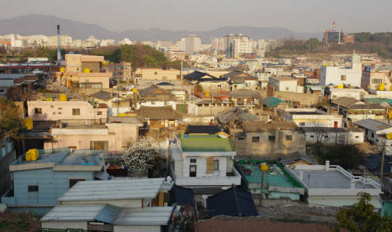 국토교통부가 15일 ‘지역주민 주도 도시재생 뉴딜 거버넌스’를 운영한다고 밝혔다. 사진은 노후한 주택들이 빽빽이 밀집해 있는 모습(사진=저작권자(c) 연합뉴스, 무단 전재-재배포 금지)