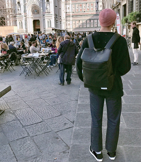 2017년 10월 방탄소년단 랩몬스터가 이탈리아 피렌체 여행 중 엘카 백팩을 메고 있는 모습 ⓒ방탄소년단 공식 트위터@bts_twt