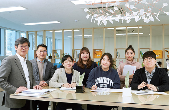 김선민 단장(가장 왼쪽)을 비롯한 서울과학기술대 창업지원단 직원들  ⓒC영상미디어
