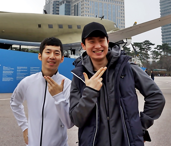 이진형(34)씨와 후배는 읏으며 인터뷰에 응해줬다 