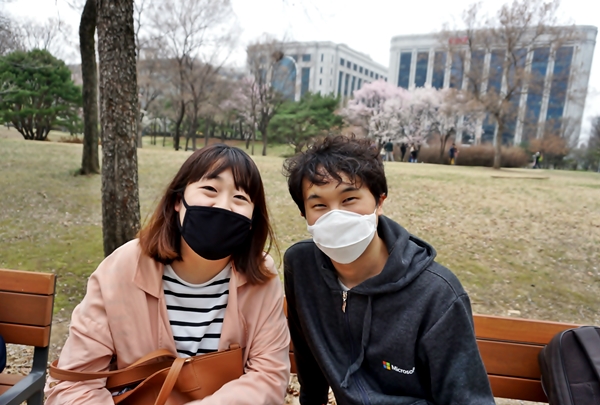 마스크를 반드시 착용한다는 이은미씨와 조의현 씨