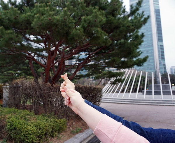 같은 교회를 다닌다는 유수진,김은아 씨가 식목일을 맞아 나무앞에서 응원의 표시를 보이고 있다 