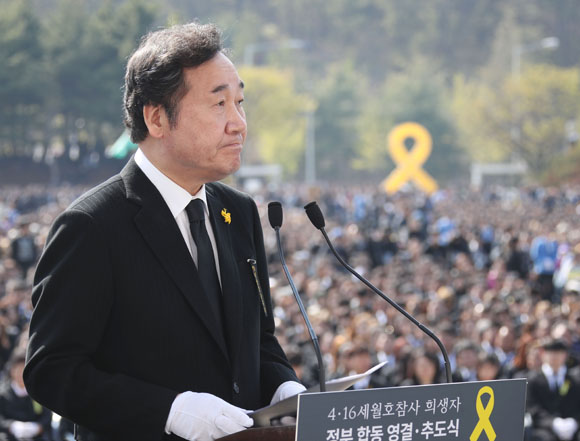 이낙연 국무총리가 16일 오후 경기도 안산시 단원구 안산 화랑공원 내 야외광장에서 열린 4·16 세월호참사 희생자 정부 합동 영결추도식에서 제단을 바라보며 조사를 낭독하고 있다. (사진=저작권자(c) 연합뉴스, 무단 전재-재배포 금지)