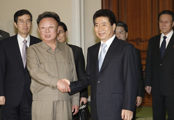 노무현 대통령(오른쪽)과 김정일 국방위원장이 2007년 남북정상
