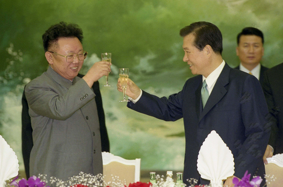 김대중 대통령(오른쪽)과 김정일 국방위원장이 2000년 평양에서 제1차 남북정상회담에서 건배하고 있다.