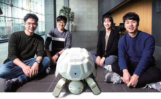 로봇 셸리를 개발한 대학생들. (왼쪽부터) 최장호, 도원경, 이수민, 장선호 씨.(사진=C영상미디어)
