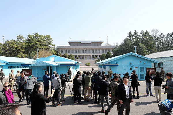 자유의 집 앞 군사분계선 앞에서 외신기자들이 앞다퉈 촬영하고 있다.