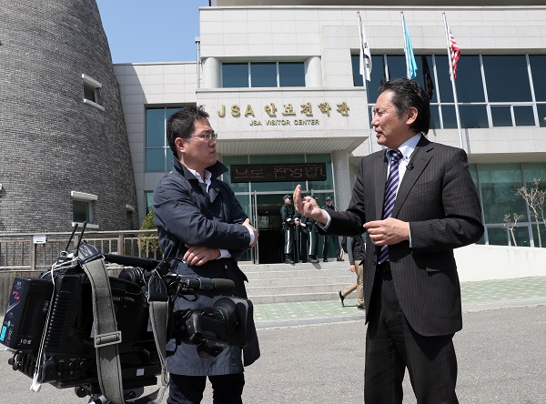 일본의 와다 타카시 TV도쿄 서울지국장(왼쪽)과 변찬식 TV도쿄 기자