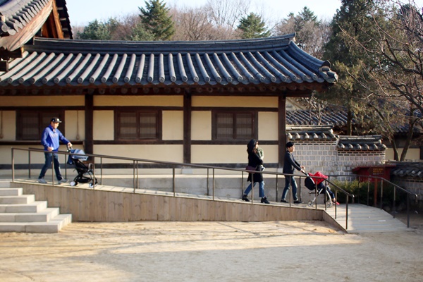 유모차를 사용하는 가족들도 경사로를 편하게 이용했다
