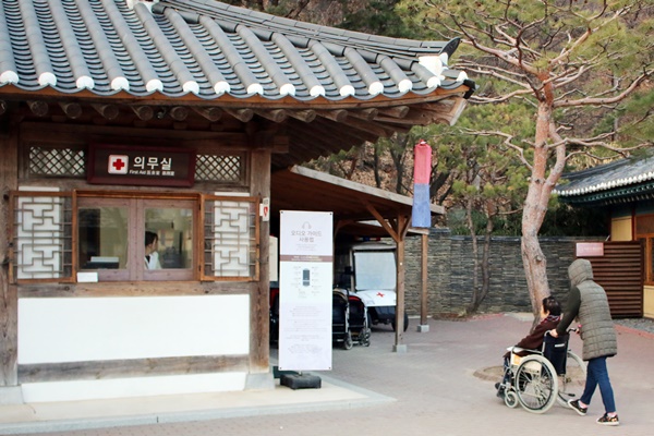 휠체어 대여를 이용하는 사람들도 자주 보였다