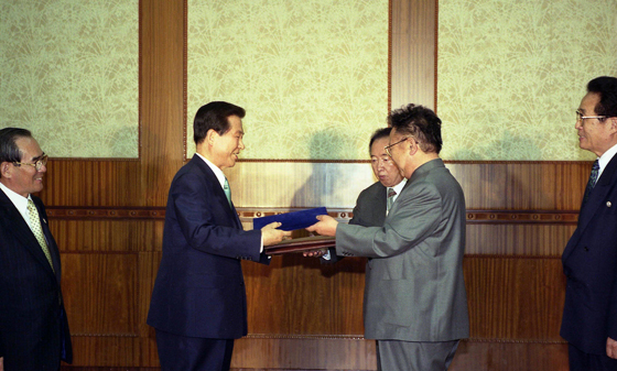 김대중 대통령(왼쪽)과 김정일 국방위원장이 2000년 6월 14일 공동서명한 남북공동선언문을 교환하고 있다.