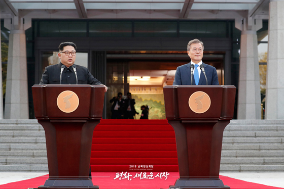 문재인 대통령과 김정은 국무위원장이 27일 오후 판문점 평화의집 앞에서 판문점 선언을 하고 있다.