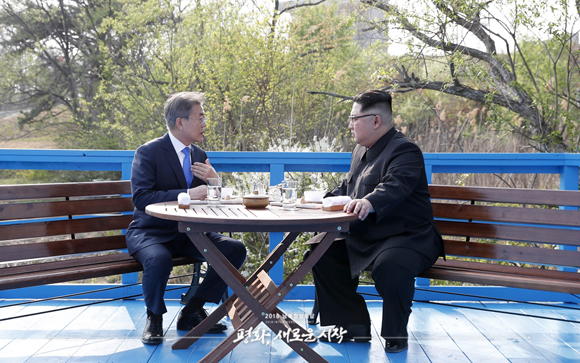 도보다리 친교 산책 후 끝 지점에 단둘이 앉아 대화를 나누는 문재인 대통령과 김정은 위원장.