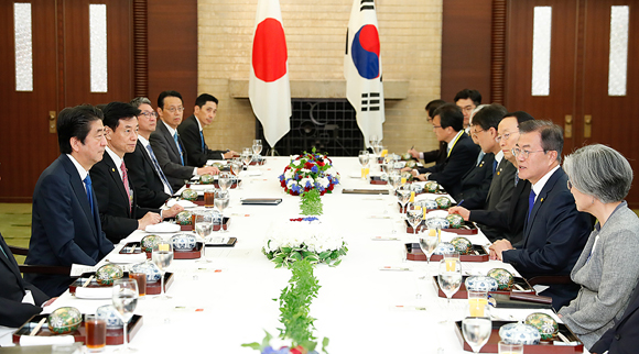문재인 대통령이 9일 오후 일본 도쿄 총리공관에서 아베 신조 일본 총리와 오찬을 하고 있다.<사진=청와대>
