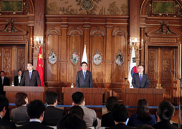 문재인 대통령이 9일 오전 일본 도쿄 영빈관 '카초노마'에서 열린 제7차 한·일·중 정상회의 공동언론 발표에서 발언하고 있다.<사진=청와대>