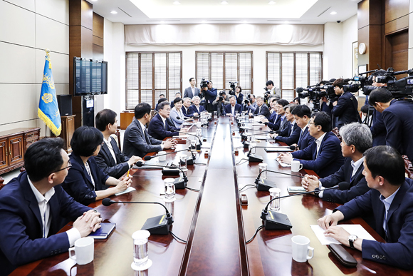 문재인 대통령이 14일 오후 청와대 여민관에서 열린 수석·보좌관회의에서 발언하고 있다. (사진=청와대)