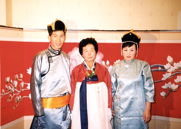 빛바랜 오래 전 사진은 또 다른 뭉클함을 준다. 몽골식 전통의상을 입고 찍은 몽골인 낫산과 한국인 남편.
