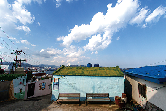 해돋이마을은 부산항과 오륙도, 부산대교, 영도대교가 바라다보이는 전망 좋은 곳에 위치해 있다(사진=부산 영도구청)