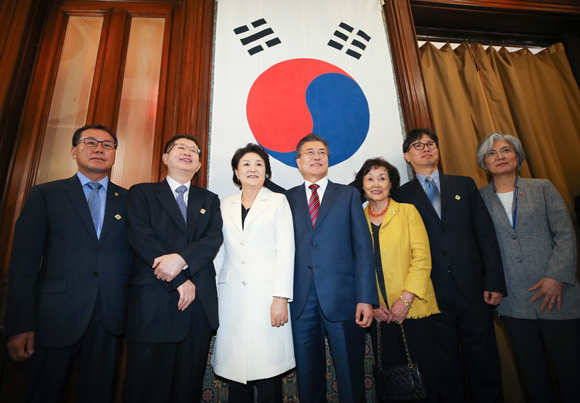 문재인 대통령과 부인 김정숙 여사가 22일 오후 (현지시간) 조미수호통상조약 체결 136주년과 주미 대한제국공사관 개설 130주년을 기념하기 위해 주미 대한제국공사관을 방문해 박정량 대한제국 초대공사 손녀 박혜선 씨, 이상재 서기관 증손 이상구 씨, 장봉환 서기관 증손 장한성 씨 등과 기념촬영을 하고 있다. <저작권자(c) 연합뉴스, 무단 전재-재배포 금지> 