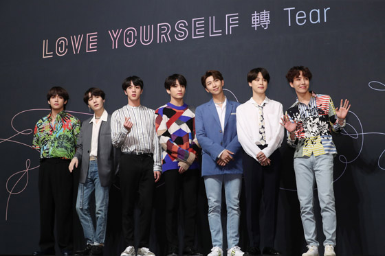 방탄소년단이 18일 발매한 정규 3집 <LOVE YOURSELF 轉 Tear>로 미국 빌보드 앨범 차트인 ‘빌보드 200’ 정상에 올랐다. 사진은 방탄소년단이 지난 24일 오전 서울 중구 롯데호텔에서 열린 정규 3집 '러브 유어셀프 전 티어'(LOVE YOURSELF 轉 Tear) 발매 기자간담회에서 포즈를 취하고 있다. (사진=저작권자(c) 연합뉴스, 무단 전재-재배포 금지)