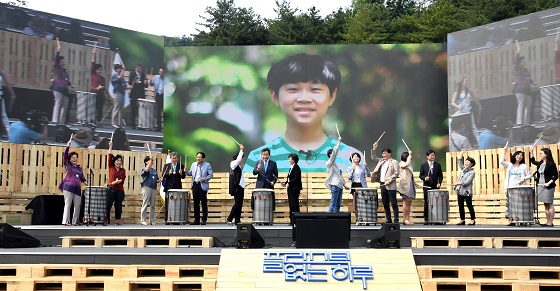 제23회 환경의 날 기념식에서 김은경 환경부 장관(오른쪽)과 북 두드림 퍼포먼스를 하고 있다.