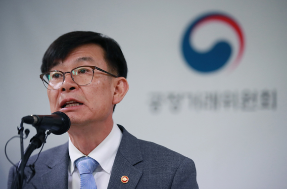 김상조 공정거래위원장이 지난달 24일 서울 여의도 중소기업중앙회에서 대리점거래 불공정관행 근절 대책을 발표하고 있다. <저작권자(c) 연합뉴스, 무단 전재-재배포 금지> 