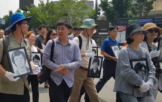 김학규 이사와 이야기를 나누고 있는 필자.