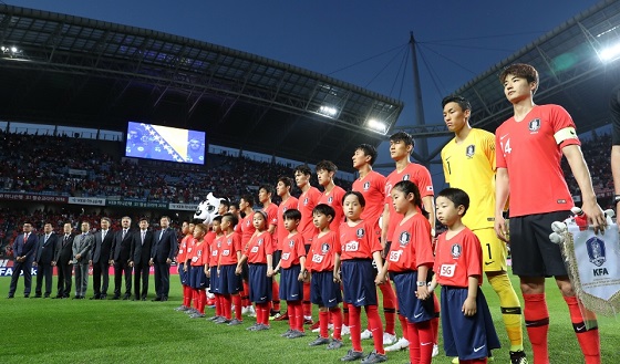 2018 러시아월드컵 한국 축구대표팀과 보스니아 헤르체고비나의 월드컵 출정식 경기가 1일 전주월드컵경기장에서 열렸다. 경기 전 양팀의 국가가 연주되고 있다.(사진=문화체육관광부)