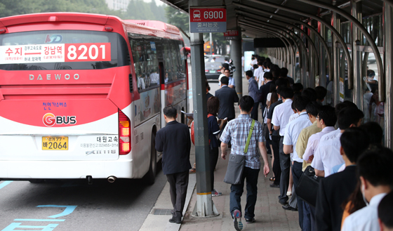 국토교통부는 18일 M버스(광역급행버스)와 광역버스 좌석예약제가 오는 25일부터 순차적으로 확대된다고 밝혔다. 사진은 직행 좌석형 광역버스(M버스)를 타기 위해 기다리는 사람들의 모습.