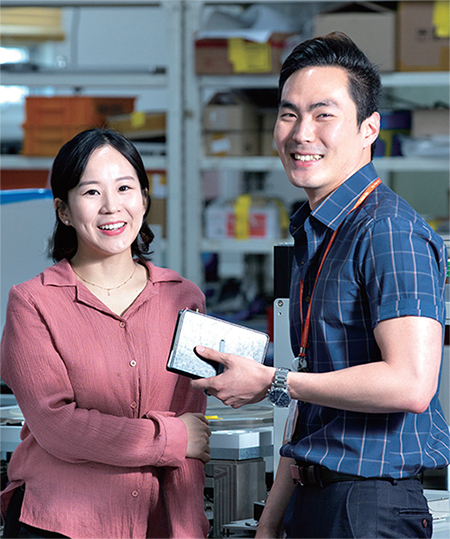 쎄믹스에서 1년 이상 근무한 김지수 대리(왼쪽)와 정준모 과장은 ‘청년재직자 내일채움공제’ 대상자에 해당한다. ⓒC영상미디어