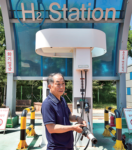 6월 12일 서울 마포구 상암 수소충전소 이승민 운영소장이 충전 방법을 설명하고 있다.(사진=C영상미디어)