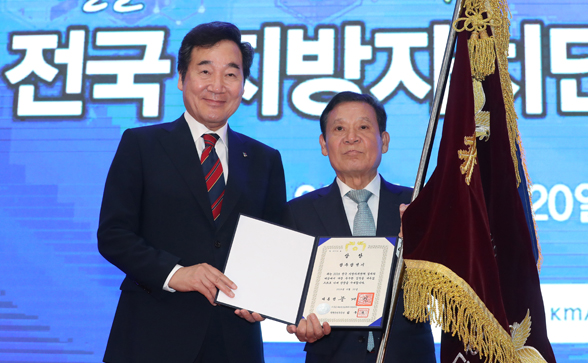 20일 오후 세종컨벤션센터에서 열린 '2018 전국 지방자치단체 일자리 대상' 시상식에서 이낙연 총리(왼쪽)가 윤장현 광주시장에게 대통령상을 수여하고 있다. <저작권자(c) 연합뉴스, 무단 전재-재배포 금지> 