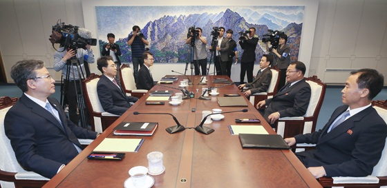 26일 오전 경기도 파주시 판문점 남측 평화의 집에서 남측 수석대표인 김정렬 국토교통부 2차관과 북측 수석대표인 김윤혁 철도성 부상 등이 참석한 가운데 남북 철도협력 분과회의가 열리고 있다. 계봉일 민족경제협력위원회 부국장(왼쪽부터 시계방향으로), 김윤혁 철도성 부상, 김창식 철도성 대외사업국 부국장, 손명수 국토교통부 철도국장, 김정렬 국토교통부 2차관, 이주태 통일부 교류협력국장. (사진=통일부)