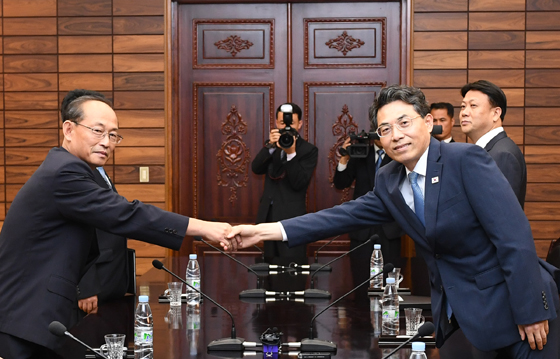 28일 오전 판문점 북측 통일각에서 열린 남북 도로협력 분과회담 시작 전 김정렬 국토교통부 2차관(오른쪽)과 박호영 북 국토환경보호성 부상이 악수하고 있다.(사진=통일부)