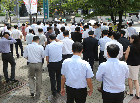 7월 1일부터 300인 이상 기업 노동자 주 52시간 근무제도가 실시하고 기초연금이 25만원으로 오르고 만 6세 미만 아동에게는 월 10만원씩 수당이 지급된다. <저작권자(c) 연합뉴스, 무단 전재-재배포 금지> 