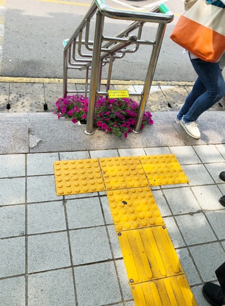 점자블록 끝나는 자리에 안전바가 자리하고 있어 넘어짐 사고 위험이 높다.