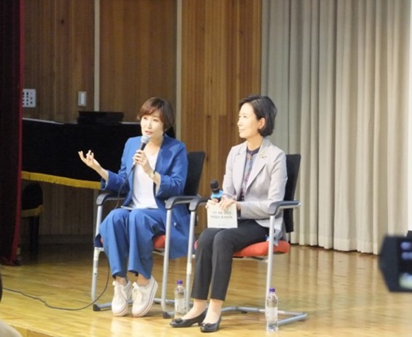 여성새로일하기센터의 홍보대사인 박경림 씨와 이숙진 여성가족부 차관.