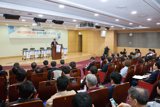 과학기술정보통신부, 박홍근 국회의원, 송희경 국회의원, 김경진 국회의원이 지난 4월19일 오전 서울 영등포구 국회의원회관 제2소회의실에서 '가상현실의 가치와 일자리 창출 방안을 주제로 '4차 산업혁명 시대, 일자리창출 토론회를 개최했다. (사진 = 과학기술정보통신부)