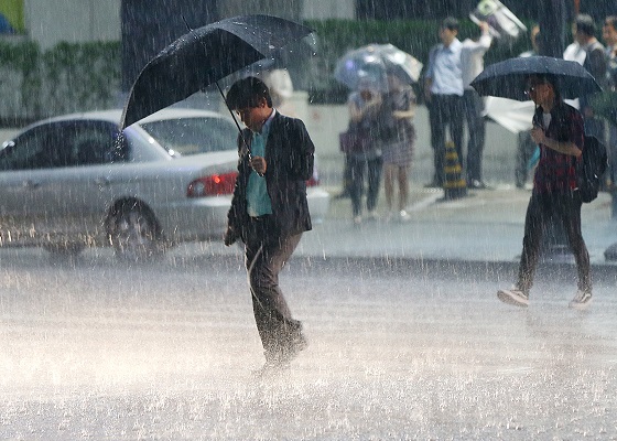 국지성 호우가 내리는 횡단보도를 시민들이 우산을 쓴 채 건너고 있다.(사진=저작권자(c) 연합뉴스, 무단 전재-재배포 금지)