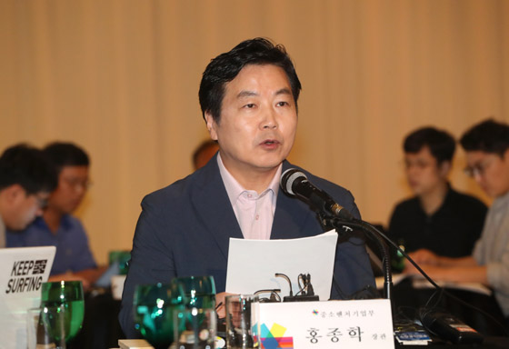 홍종학 중소벤처기업부 장관이 23일 서울 영등포구 중소기업중앙회에서 열린 '중기부 출범 한 돌 기자간담회'에서 발언하고 있다.(사진=저작권자(c) 연합뉴스, 무단 전재-재배포 금지)