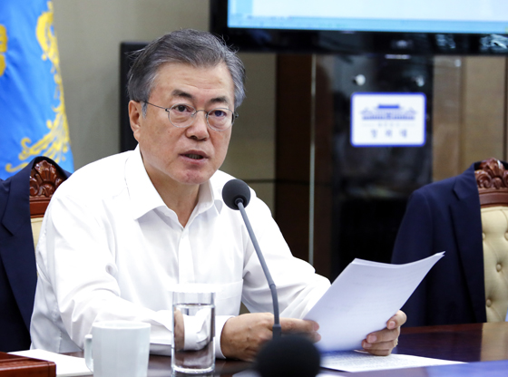 문재인 대통령이 13일 오후 청와대 여민관에서 열린 수석ㆍ보좌관회의를 주재하고 있다.  (사진=저작권자(c) 연합뉴스, 무단 전재-재배포 금지)