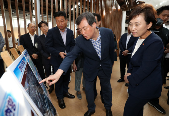 도종환 문화체육관광부 장관과 김현미 국토교통부 장관이 13일 충북 청주 청원구 동부창고 36동에서 열린 문화사업과 도시재생 뉴딜사업 상호 연계 등을 위한 문체부-국토부간 업무협약식을 마치고 동부창고를 둘러보고 있다. (사진 = 문화체육관광부)