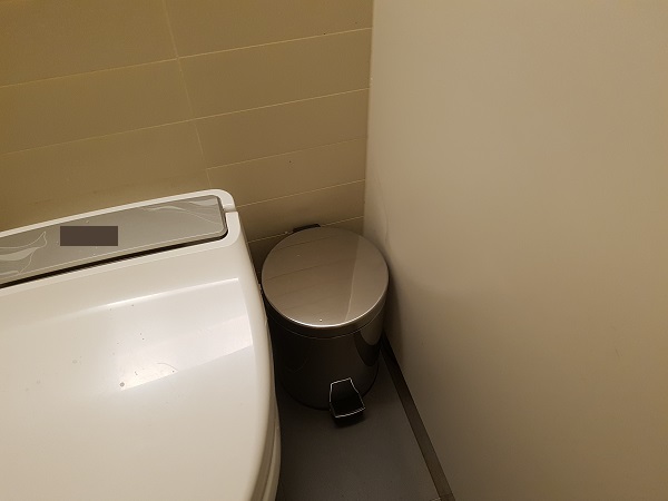 아직도 휴지통이 비치된 서울의 한 공중화장실